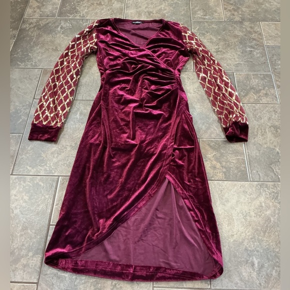 💥3/$30💥 Elegant Velvet Burgundy Dress with Gold Accents - Picture 1 of 3